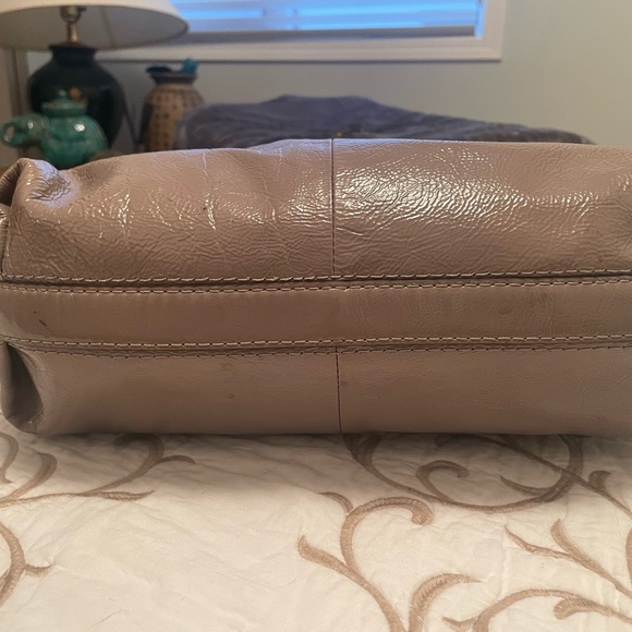 Coach purse. In excellent used condition. Taupe. Patent leather - Picture 5 of 5
